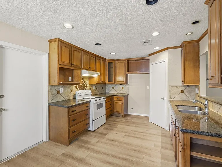 810 Sunnybrook Ln — Photo 6