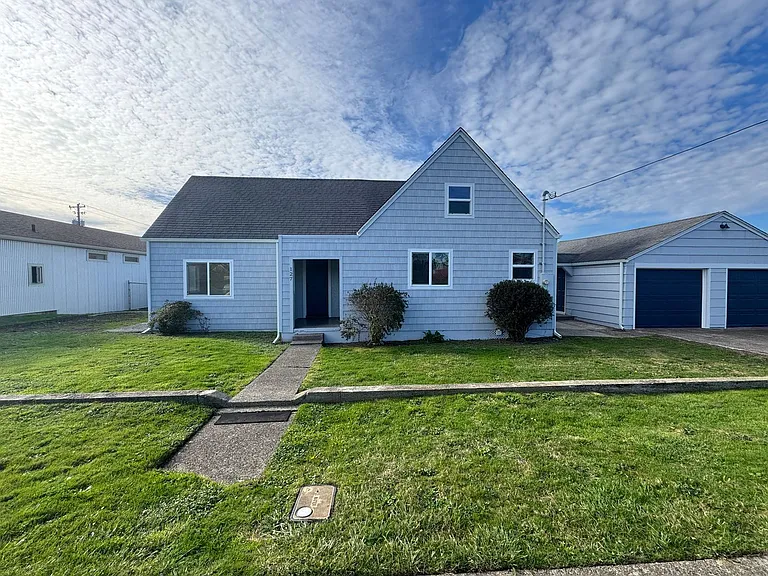 127 NE Benton St — Photo 1
