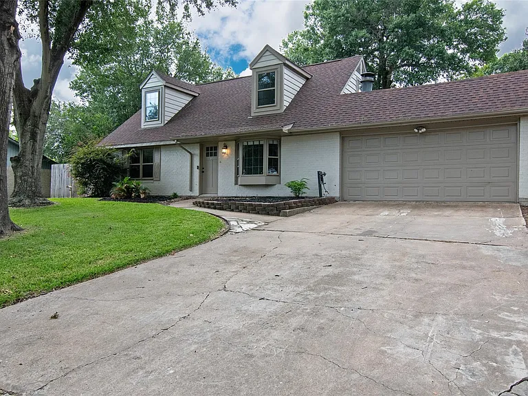 2410 Valley Dr — Photo 1