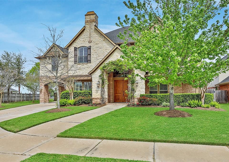 Exquisite property throughout with custom finishes and upgrades. Located in the heart of South Katy in the award winning master planned community Grand Lakes, this executive home is zoned to outstanding Katy ISD schools including Seven Lakes High Sch