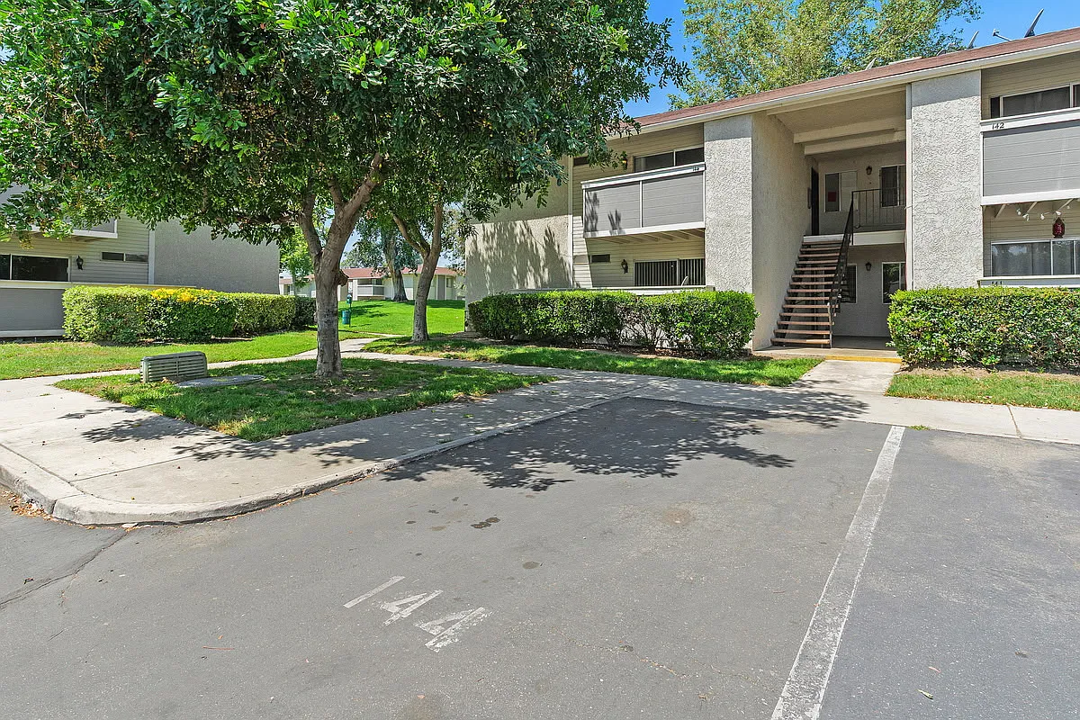 2 bed, 994 sqft, $1,900 — Photo 2