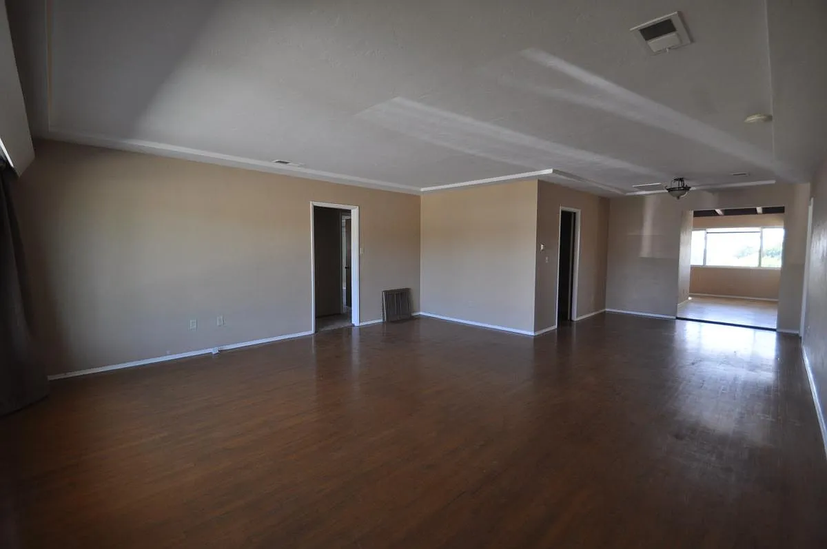 4 bed, 1600 sqft, $4,600 — Photo 2