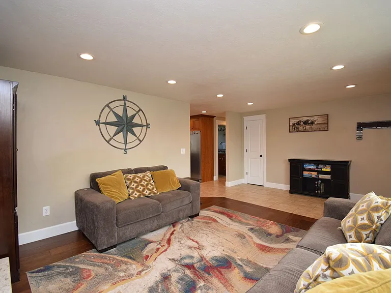 3638 W Jasmine St — Photo 5