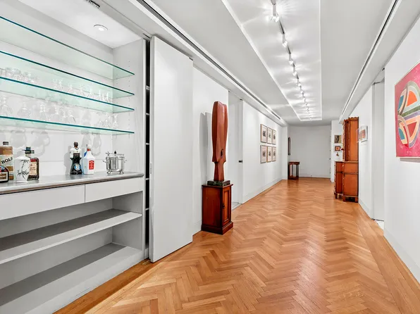 655 Park Avenue image 9 of 13