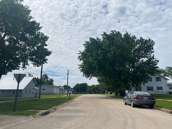 4th image of 301 N Oak Ave