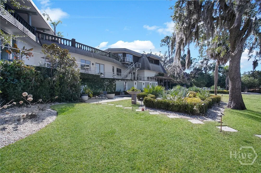 2 bed, 1.0 bath, 2000 sqft, $4,750 — Photo 4