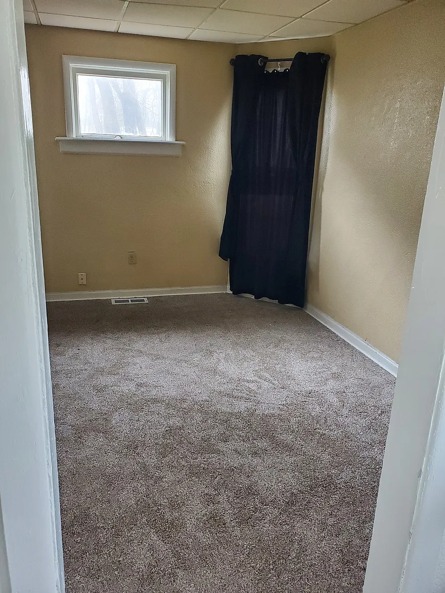 Building Photo - 811 Portage Ave #2