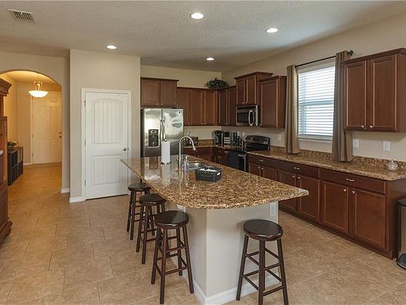 2nd image of 4048 Brookshire Cir