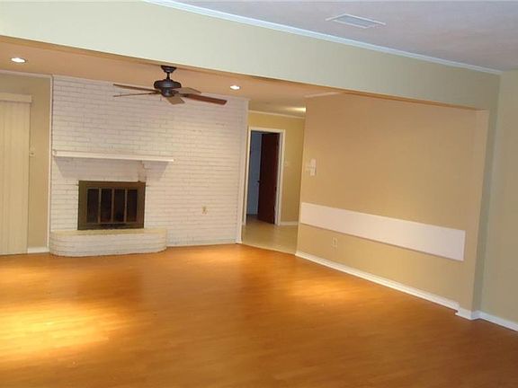 3rd image of 606 E Cherry St