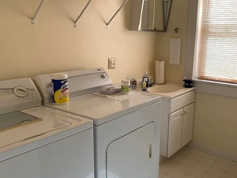 215 N Lewis St — Photo 3