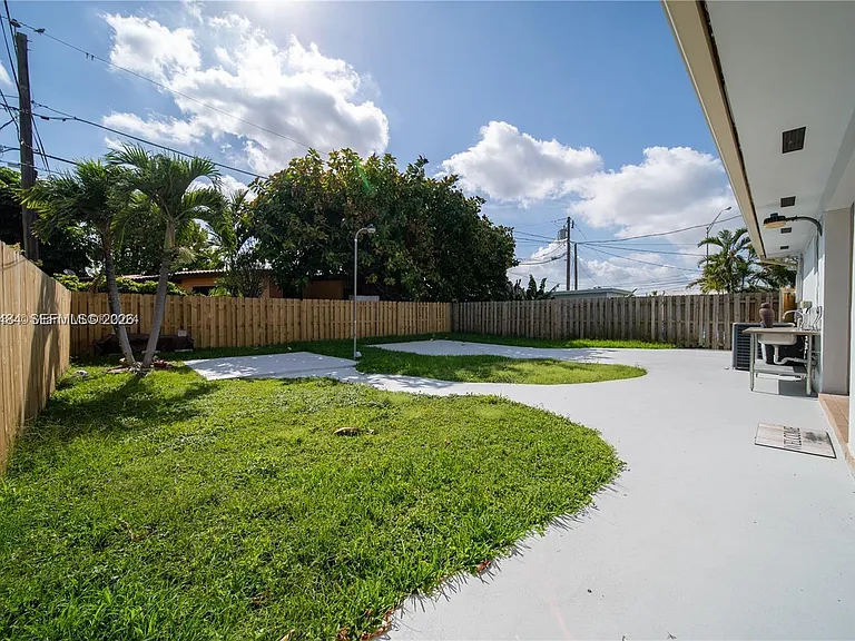 501 SW 120th Ave — Photo 27