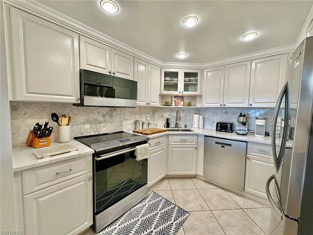 2 bed, 2.0 bath, 1051 sqft, $7,500 — Photo 2