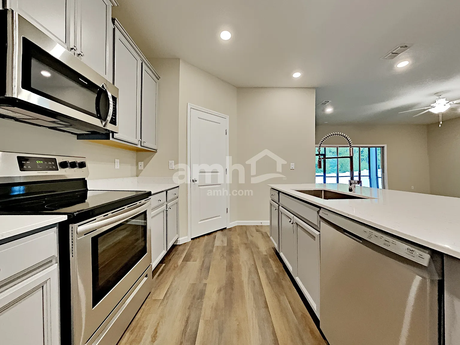 4 bed, 3.0 bath, 2028 sqft, $2,515 — Photo 4
