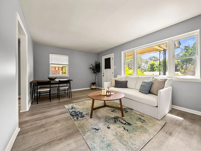 15 Village Ct — Photo 6