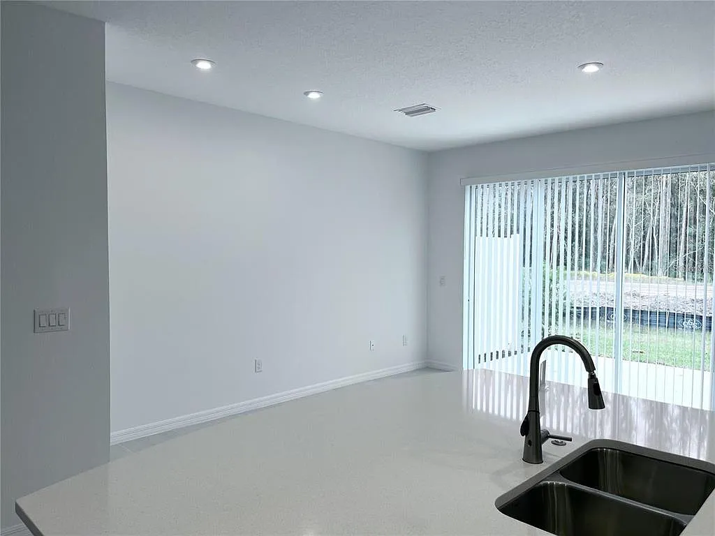 3 bed, 2.5 bath, 1373 sqft, $2,100 — Photo 3