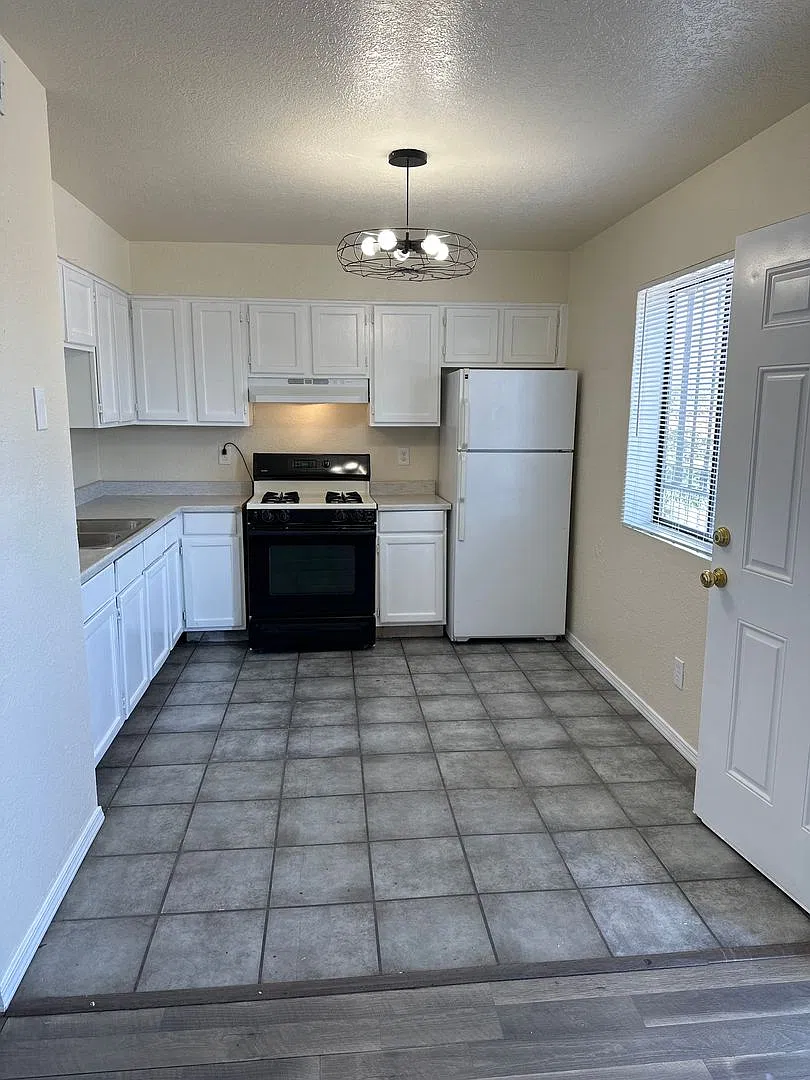 Adorable Fourplex near Los Altos Golf Course — Photo 4