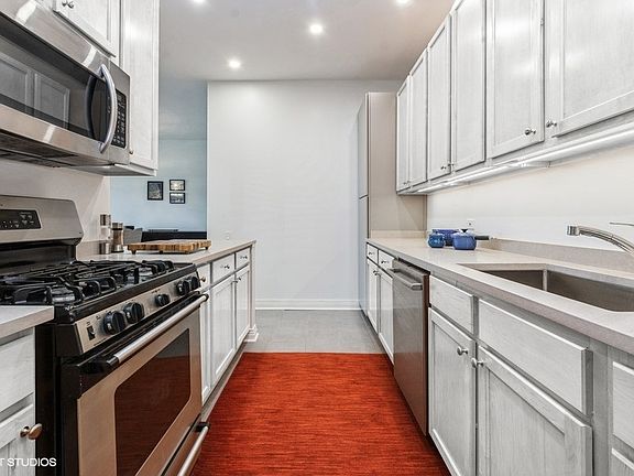 5th image of 950 W Huron St Unit 303