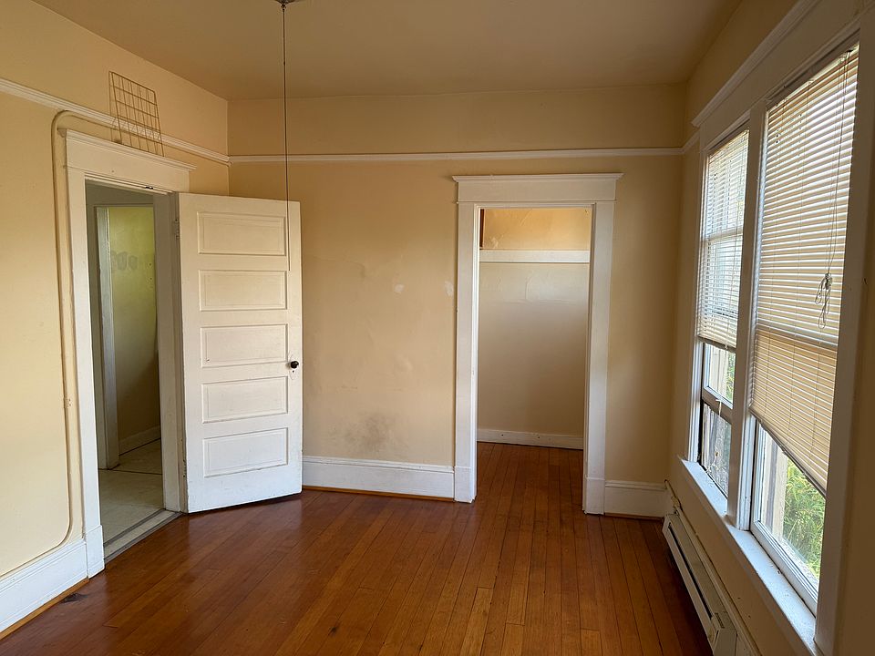 Good sized bedroom, walk in closet