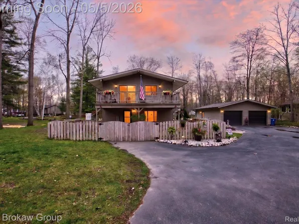3596 E Jane Dr, Midland, MI 48642