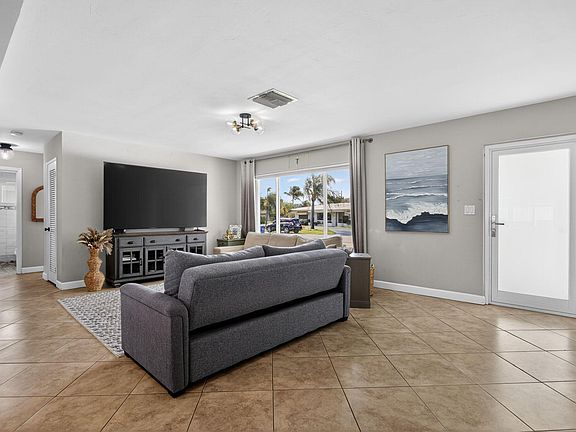 4th image of 571 SE 14th Street