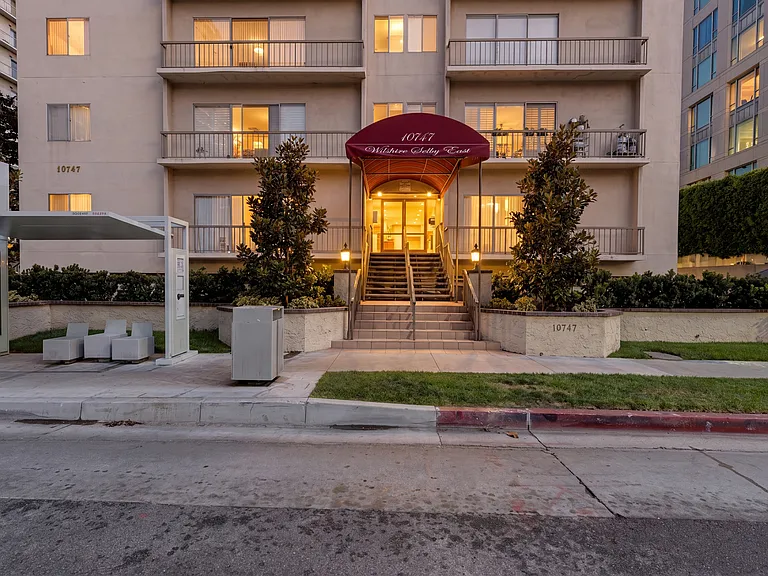 10747 Wilshire Blvd #902 — Photo 23