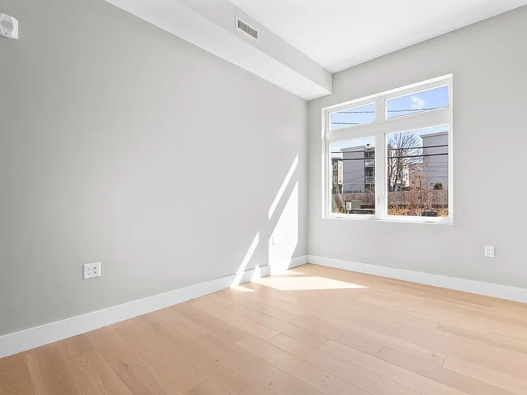 60 Cross St E #105 — Photo 11