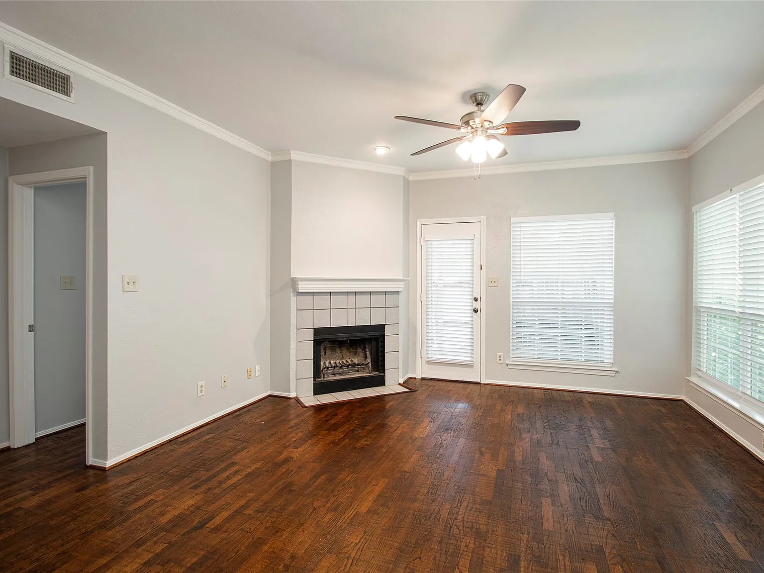 1 bed, 1.0 bath, 738 sqft, $1,495 — Photo 2