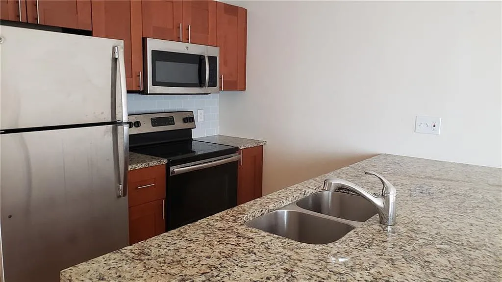 1 bed, 1.0 bath, 582 sqft, $1,139 — Photo 2