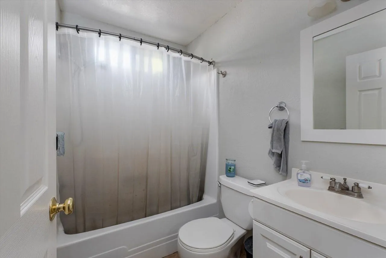 4 bed, 5376 sqft, $2,400 — Photo 1