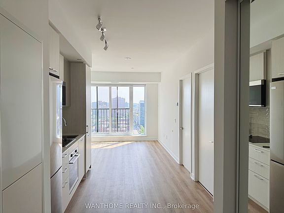 2nd image of 10 Oak St E #1602