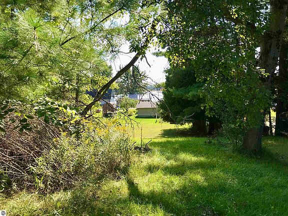 4th image of 18891 Hillview Dr