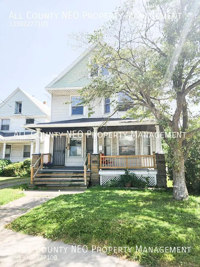 Charming Home with Covered Porch & Bay Windows! — Photo 1