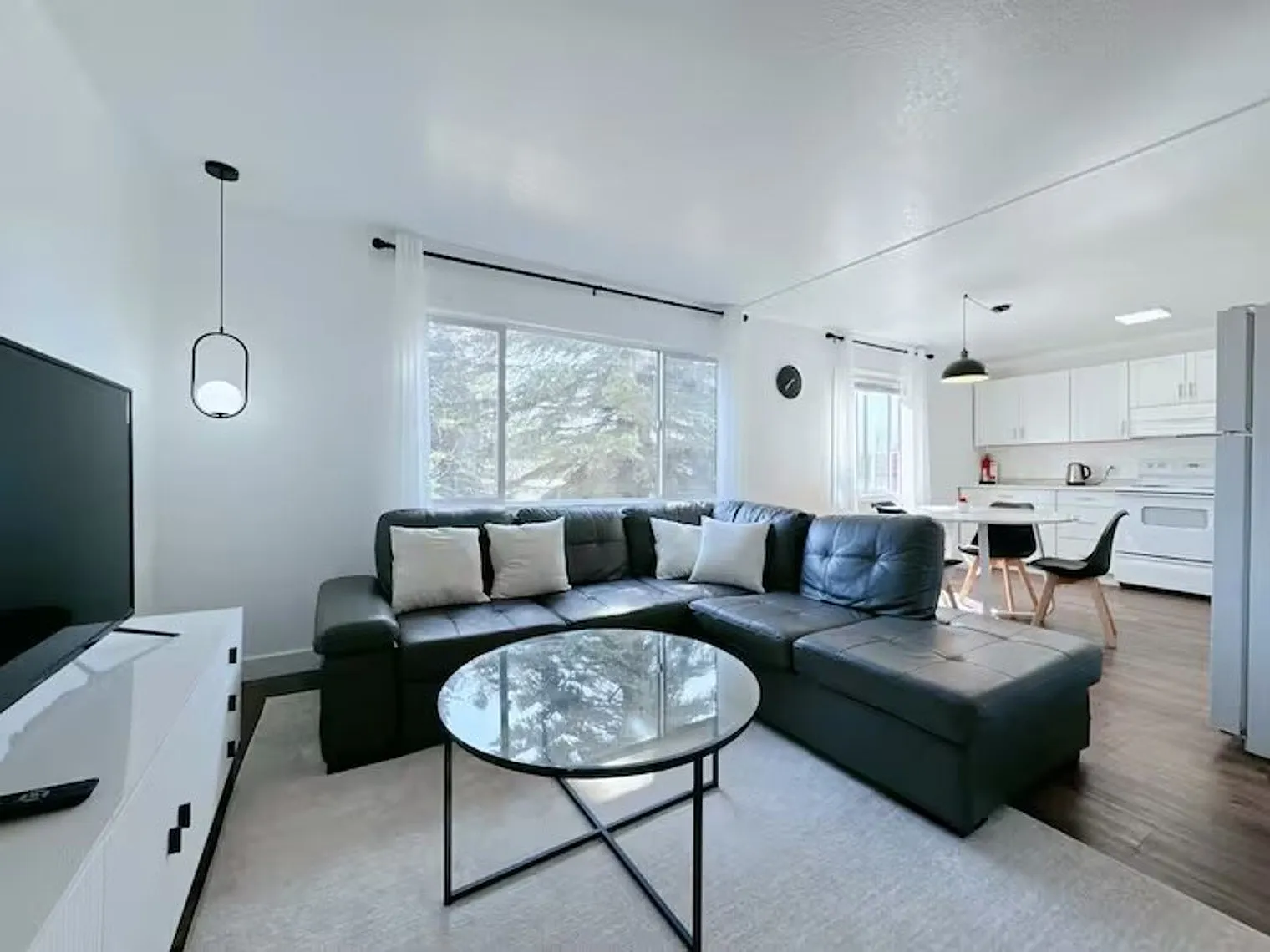 2 bed, 1.0 bath, $5,416 — Photo 2