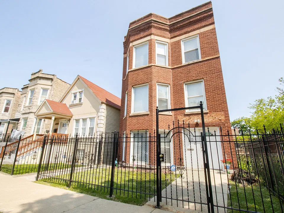 4702 W Fulton St #2