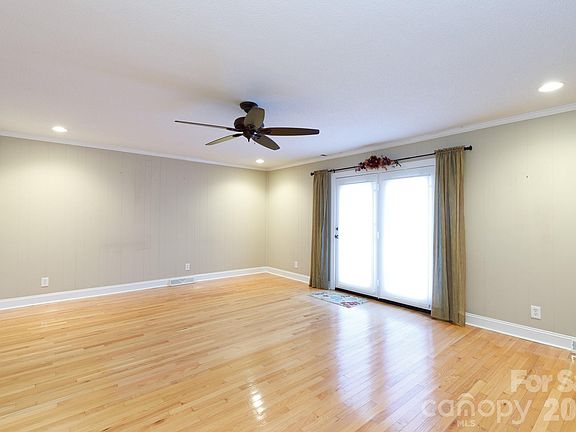 3rd image of 4193 Walker Rd