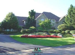 2926 N Meadowood Ln, Bloomfield Hills, MI