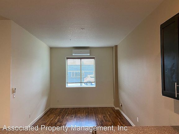 4th image of 449 SE Washington St #443