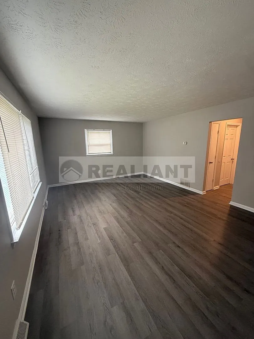 4 bed, 1.5 bath, 1600 sqft, $1,600 — Photo 3
