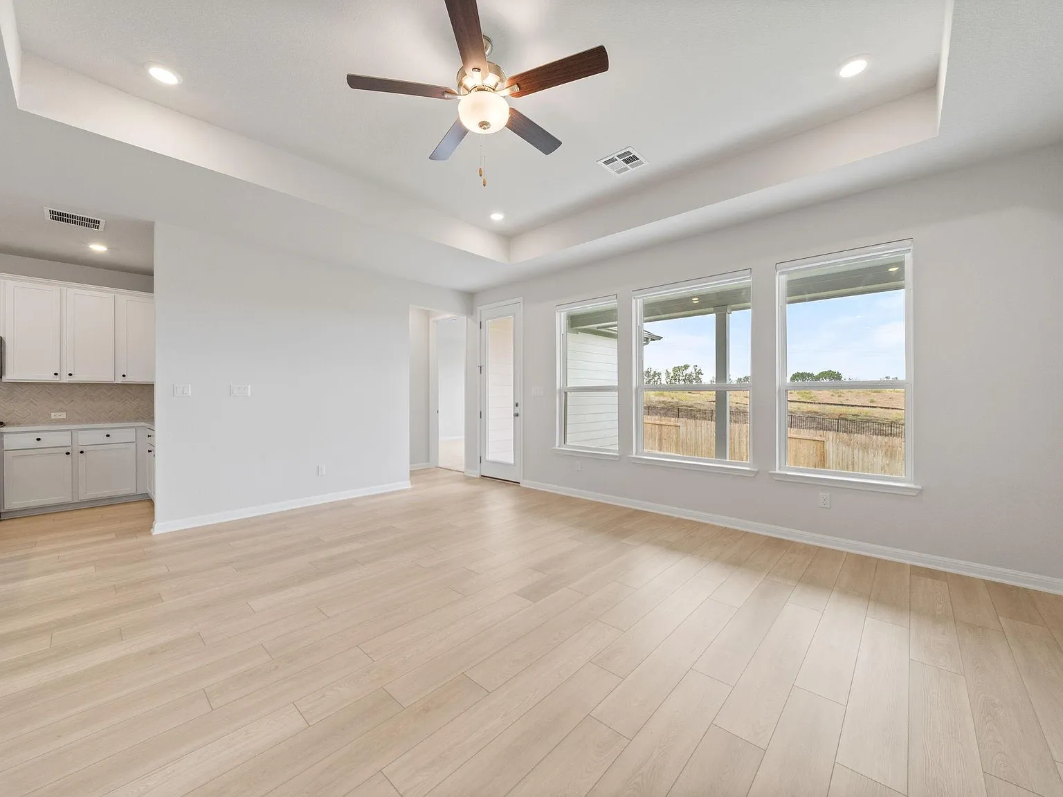 3 bed, 2.0 bath, 1814 sqft, $2,400 — Photo 3