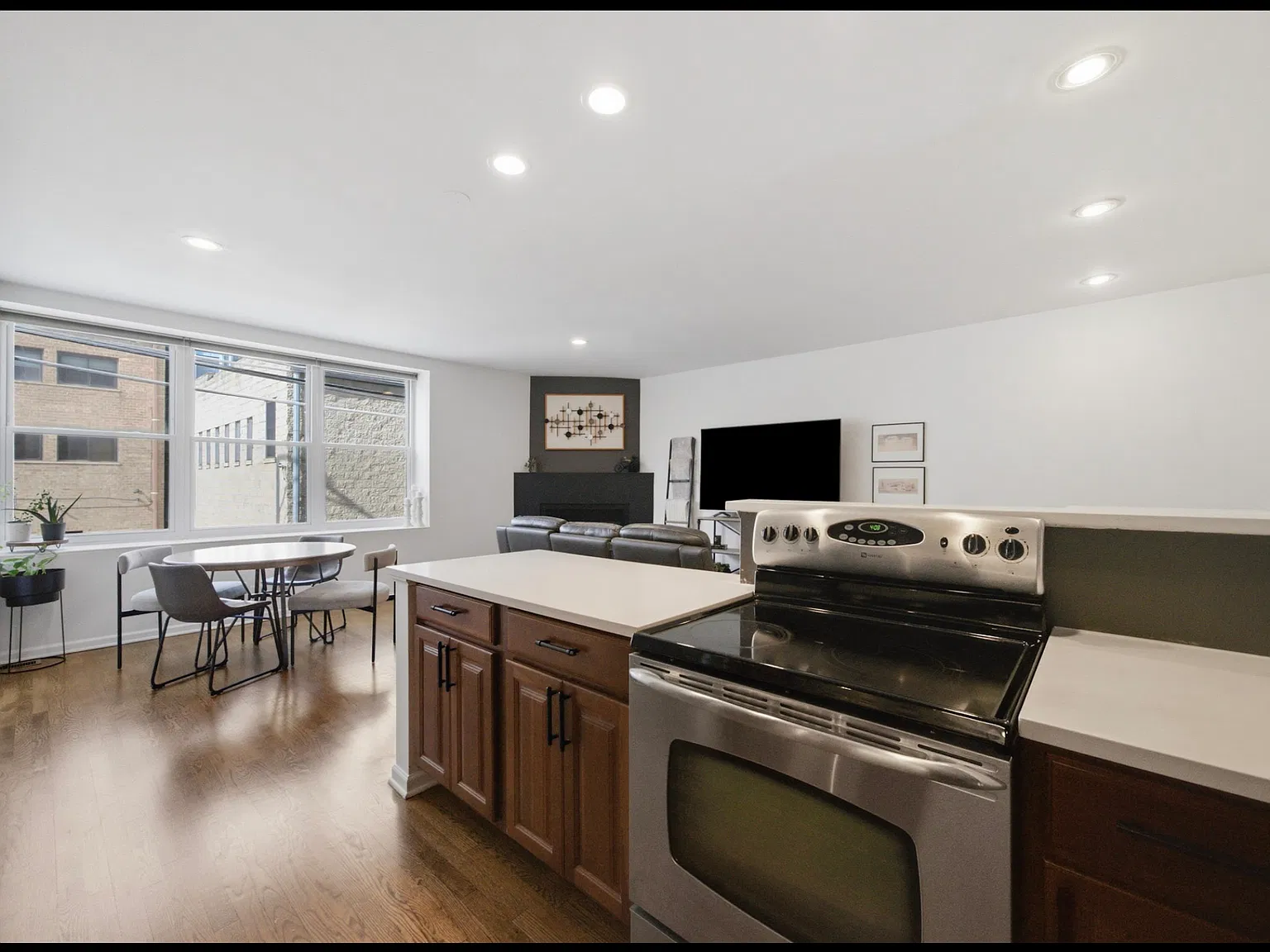 2 bed, 1100 sqft, $3,350 — Photo 4
