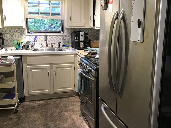 Upgraded kitchen with Stainless Steel Appliances. Frig, stov
