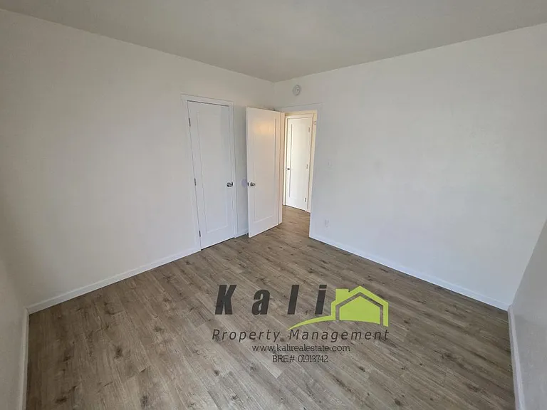 2141 Flintridge Dr — Photo 10