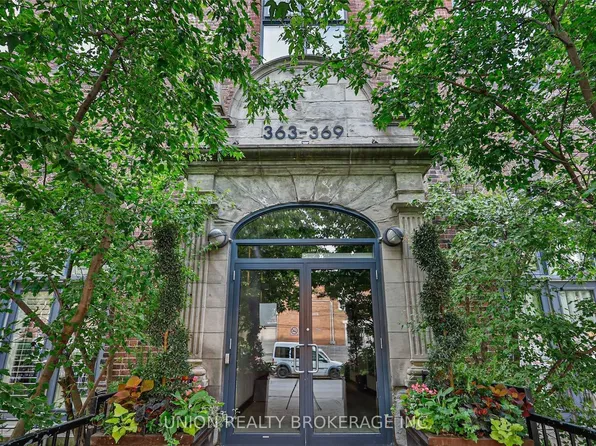 369 Sorauren Ave Unit 105, Toronto, ON M6R 3C2