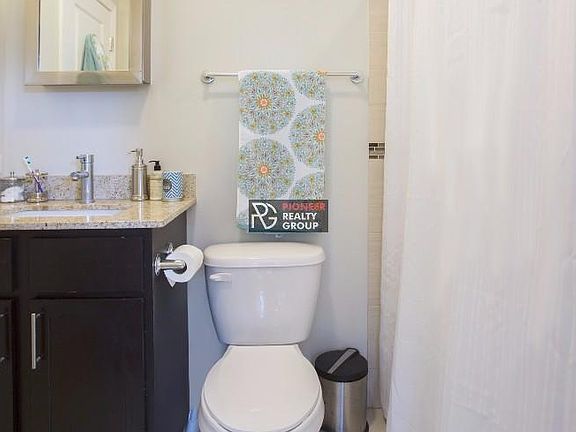 2nd image of 4759 N Maplewood Ave APT 0405