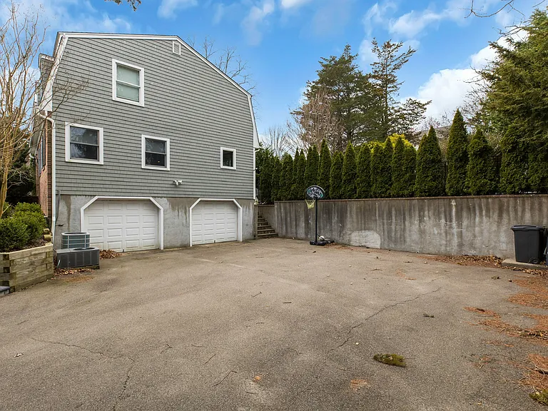 345 Colonial Rd — Photo 29