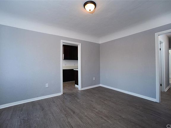 5th image of 1309 S Poinsettia Ave