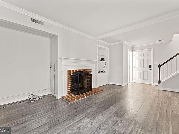 3rd image of 1424 Kenmore Ave