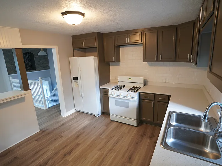 1501 N Freund Ave — Photo 9