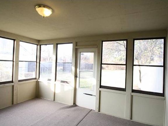 4th image of 2878 Cranston Dr