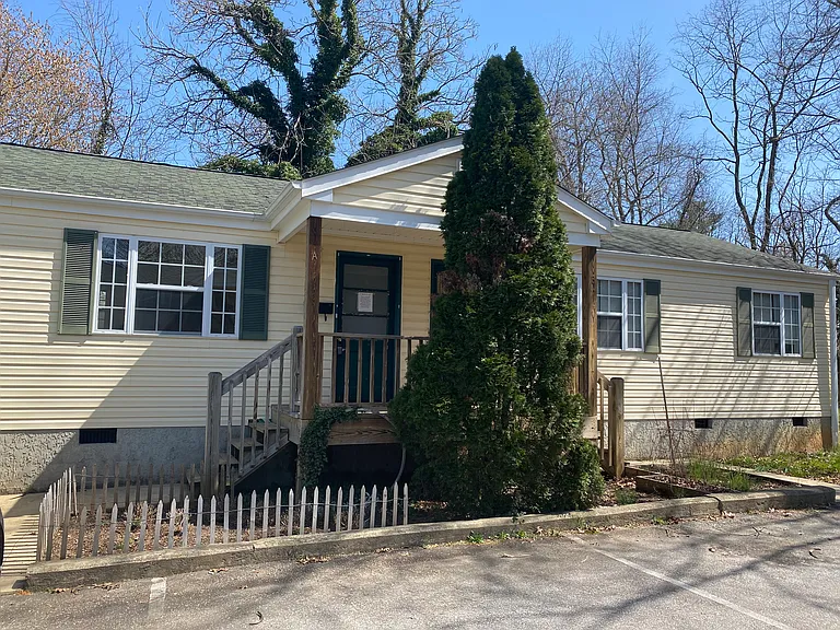 15 Ezelle St #A — Photo 1